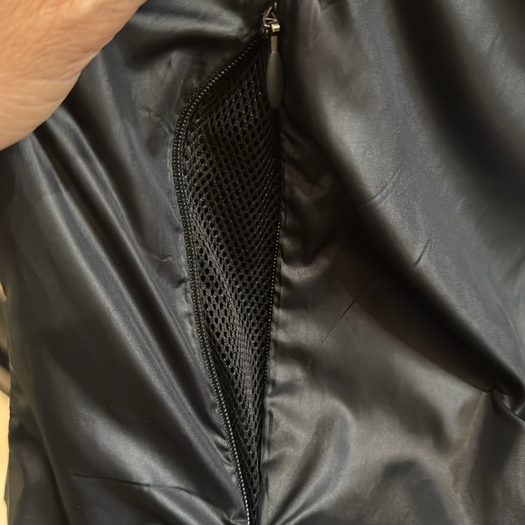 Women’s Under Armour Vest Sz L with ventilation zippered pockets - Picture 7 of 8